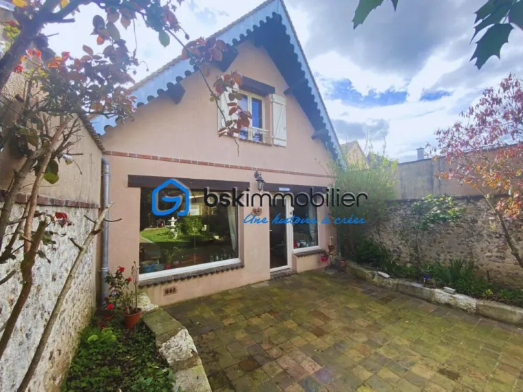 Votre agent immobilier à Châteauneuf-en-thymerais vous présente cette charmante maison de 172 m2 hyper centre composée de 5 pièces, 3 chambres sur un terrain de 374 m2 . DPE D - GES D
